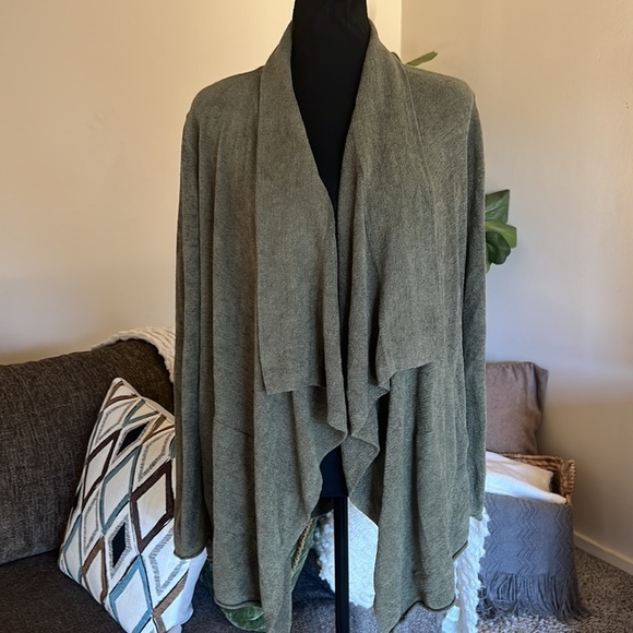 Barefoot Dreams Water fall
Olive Open Front Cardigan Size M - Picture 2 of 15
